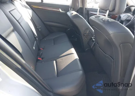 2010 Mercedes-Benz C 300 Luxury 4Matic z USA, uszkodzony, nr VIN WDDGF8BB7AF458021